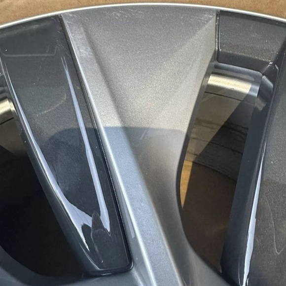 Tesla model y rim with cover - Picture 5 of 6